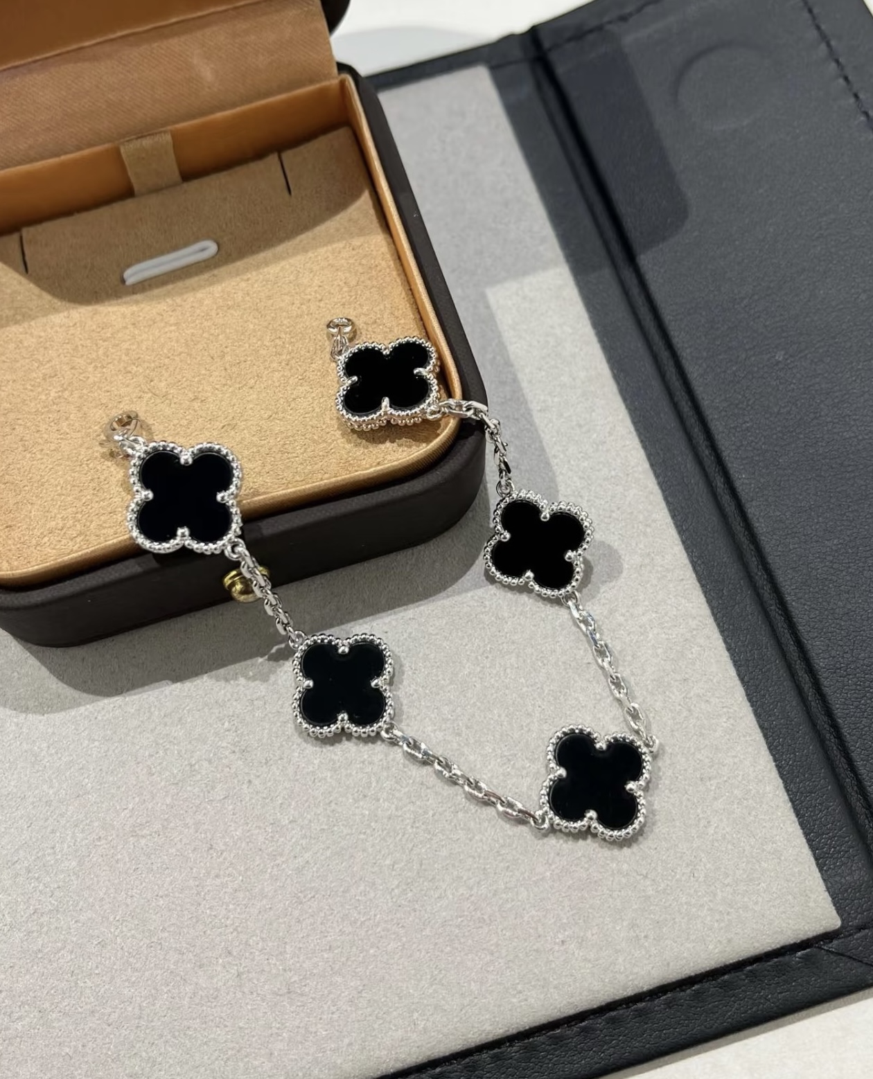 Replica Van Cleef & Arpels Vintage Alhambra Bracelet 5 Motifs-super - High Quality 1:1 Designer Inspired Jewelry from {current_domain}
