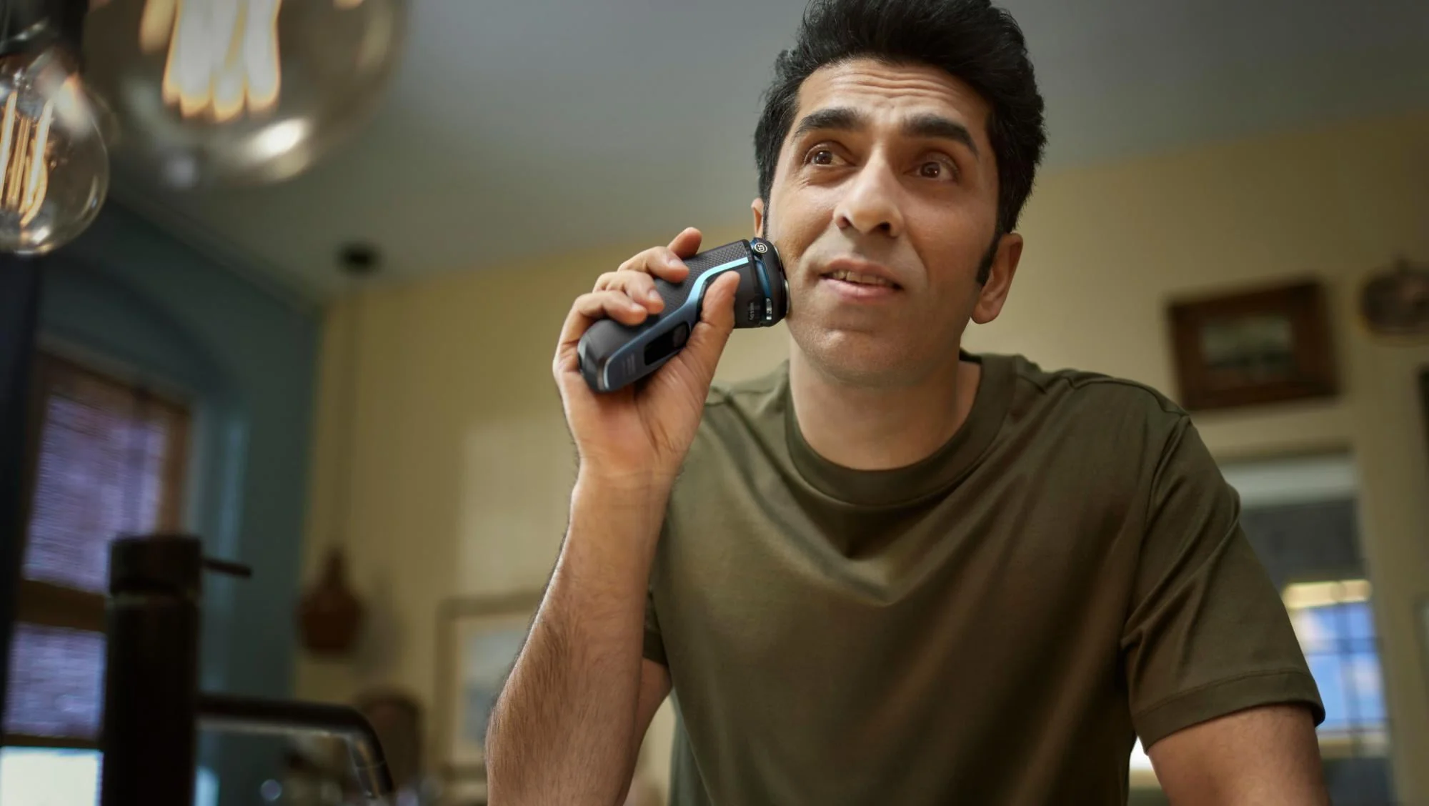 Philips Norelco Shaver 3600, Rechargeable Wet & Dry Electric Shaver with Pop-Up Trimmer and Storage Pouch