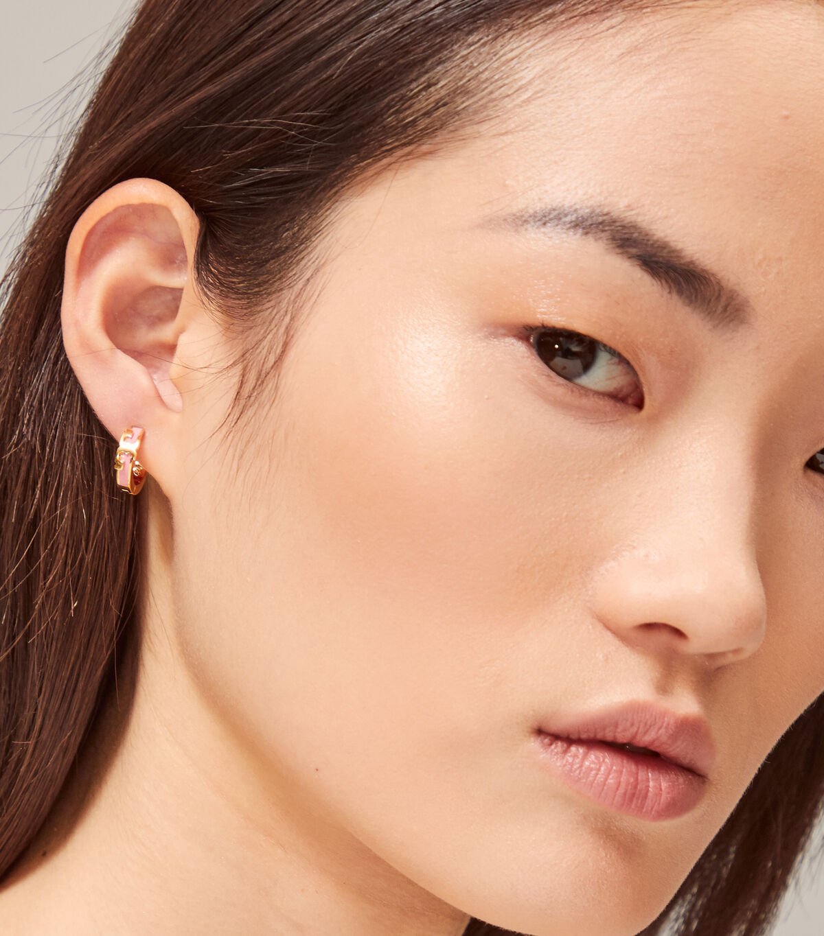 Women's Tory Burch Serif-t Enameled Huggie Hoop Earrings Gold / White | DTMQPU-325 - Tory Burch Outlet Sale