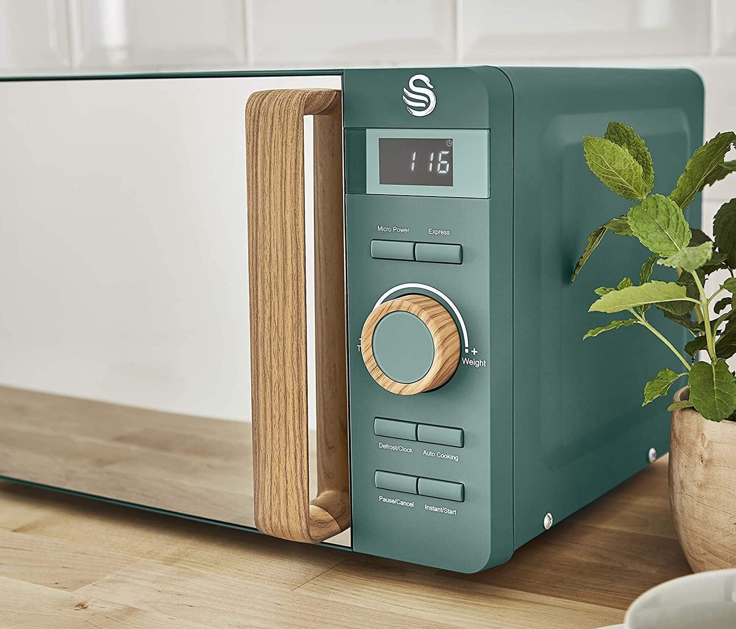 Swan Nordic Digital Mikrowelle 20L, 6 Betriebsstufen, 800W Leistung, Timer 30 min, Easy Clean, Auftaumodus, Modernes Design, Griff in Holzoptik, Matt Grün