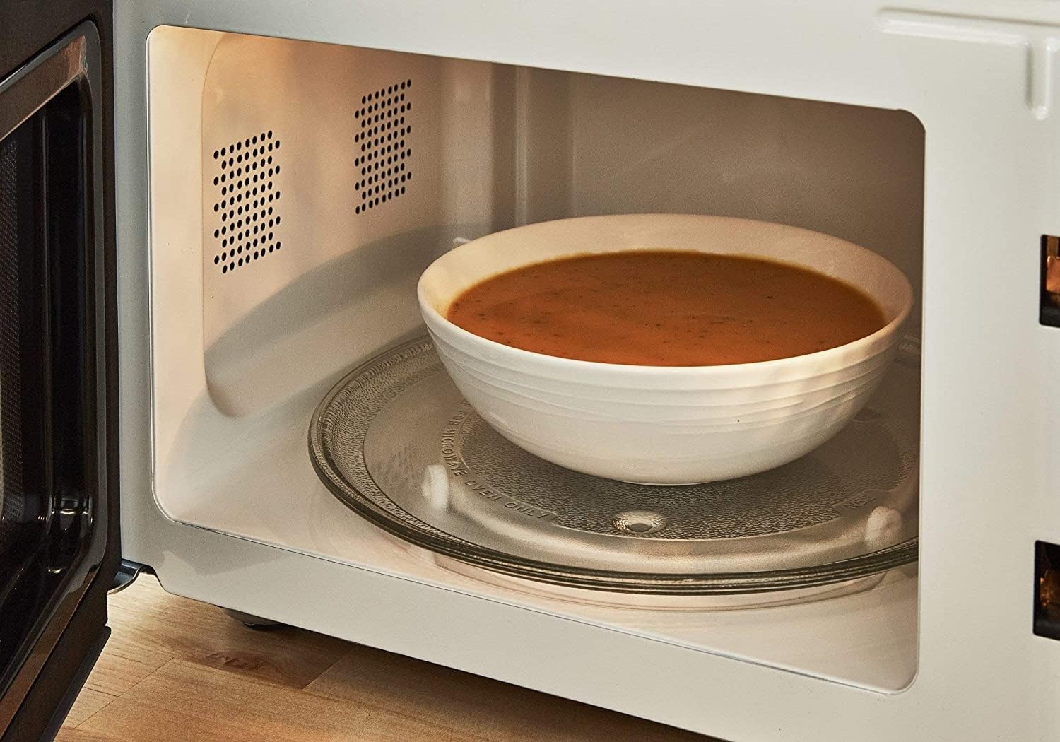 Swan Nordic Digital Mikrowelle 20L, 6 Betriebsstufen, 800W Leistung, Timer 30 min, Easy Clean, Auftaumodus, Modernes Design, Griff in Holzoptik, Matt Grün