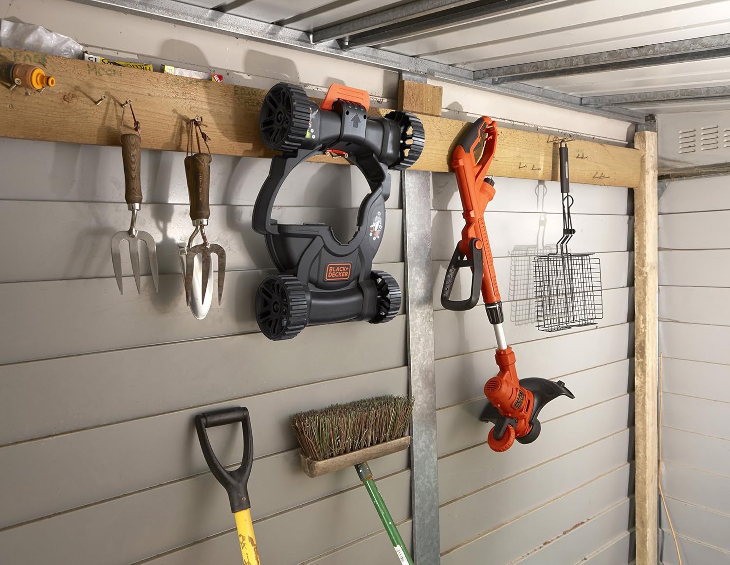 Black+Decker 3-in-1 Multi-Trimmer/Rasenkantenschneider/Rasenmher BESTA530CM (550W, 30 cm Schnittbreite, AFS automatische Fadenverlngerung, inkl. Mh-Chassis, für kleine Grten)