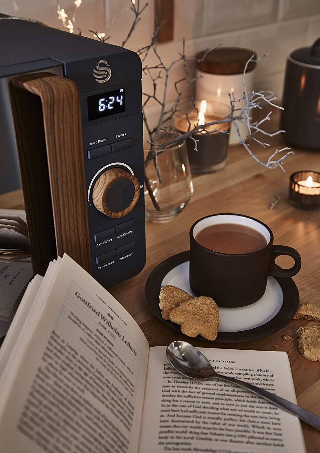 Swan Nordic Digital Mikrowelle 20L, 6 Betriebsstufen, 800W Leistung, Timer 30 min, Easy Clean, Auftaumodus, Modernes Design, Griff in Holzoptik, Matt Grün