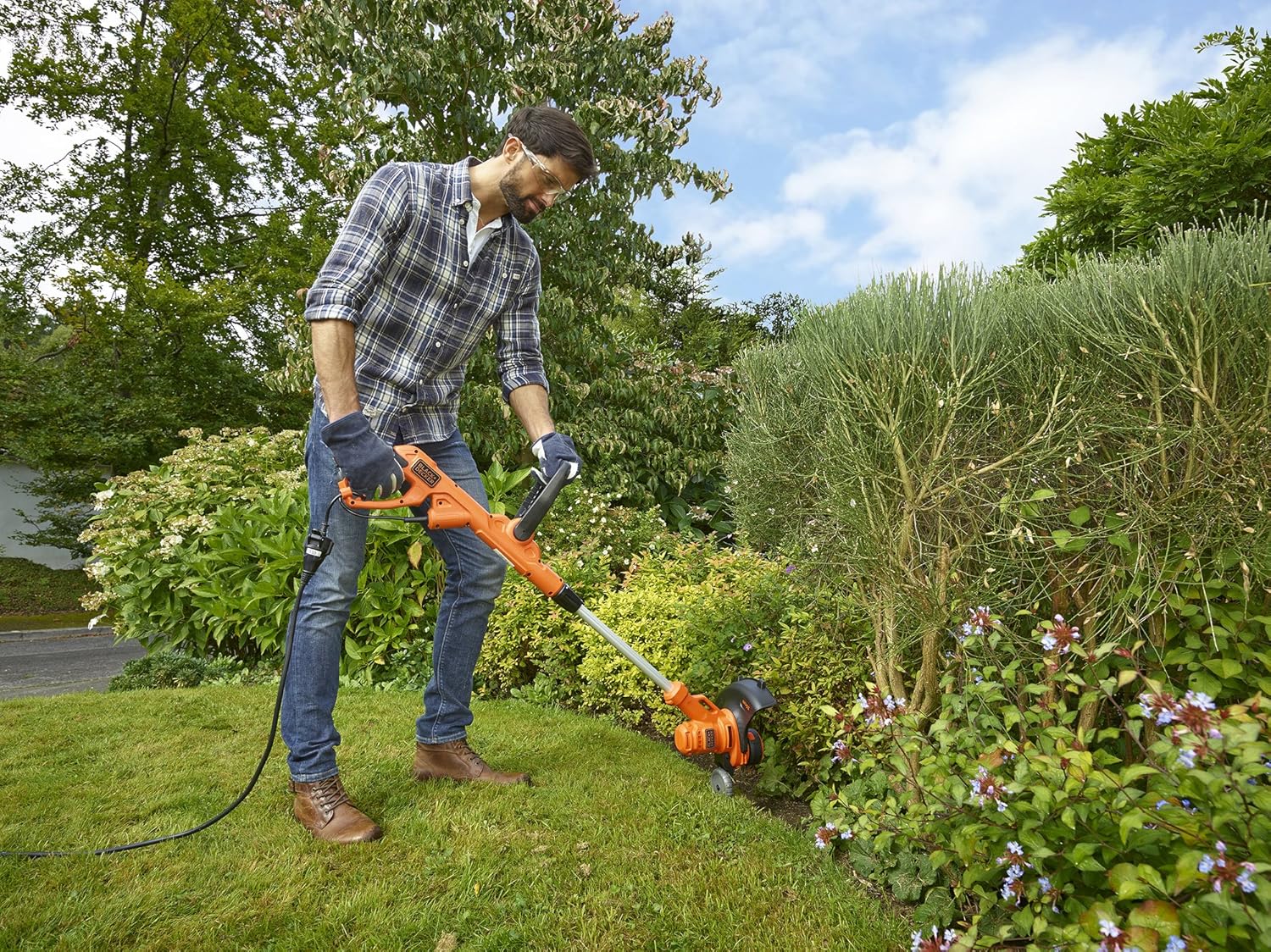 Black+Decker 3-in-1 Multi-Trimmer/Rasenkantenschneider/Rasenmher BESTA530CM (550W, 30 cm Schnittbreite, AFS automatische Fadenverlngerung, inkl. Mh-Chassis, für kleine Grten)
