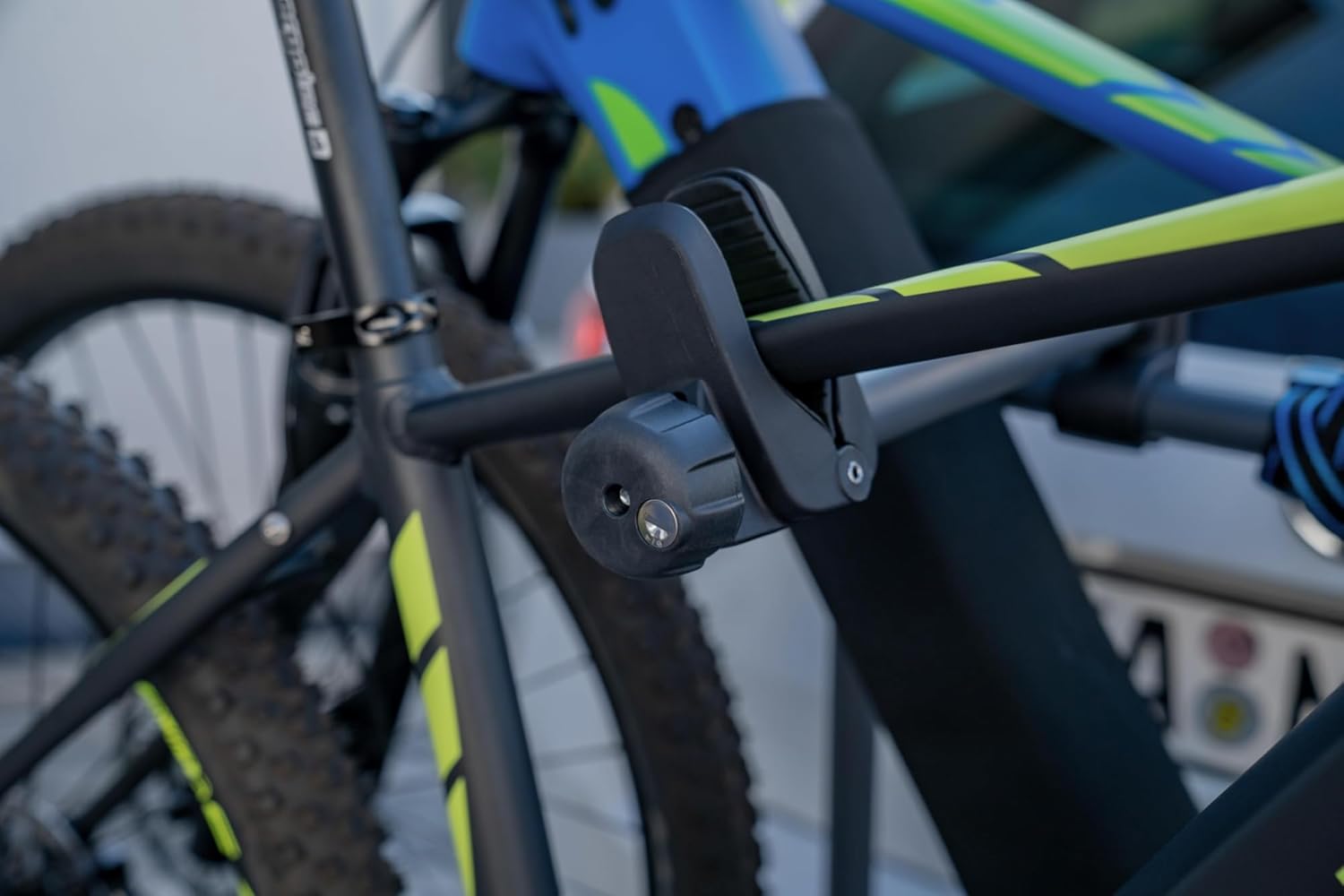 Fischer Kupplungs-Fahrradträger ProlineEvo 2, für 2 Fahrräder bis 60kg Nutzlast, E-Bike geeignet, vormontiert, abschließbar, faltbar