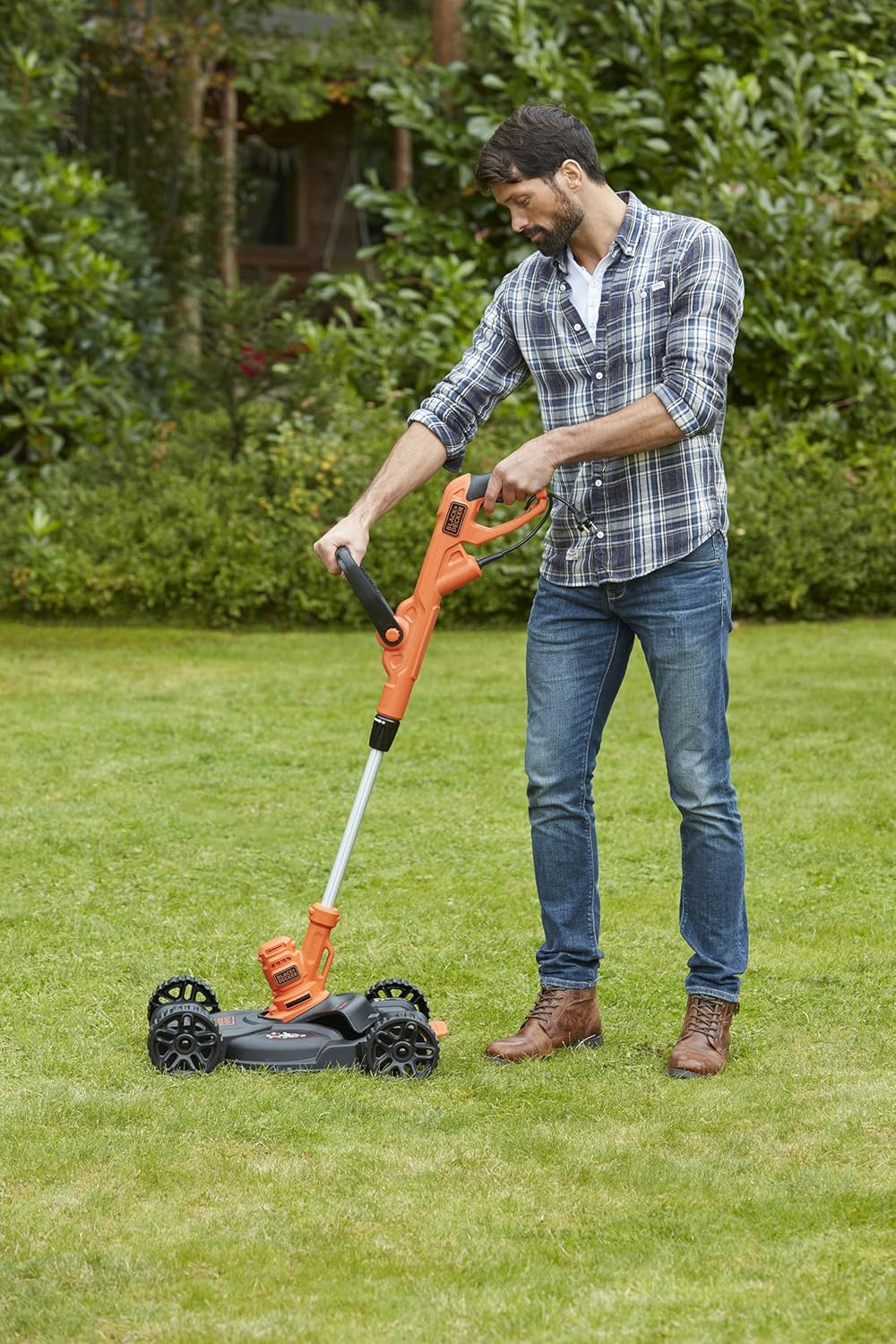 Black+Decker 3-in-1 Multi-Trimmer/Rasenkantenschneider/Rasenmher BESTA530CM (550W, 30 cm Schnittbreite, AFS automatische Fadenverlngerung, inkl. Mh-Chassis, für kleine Grten)