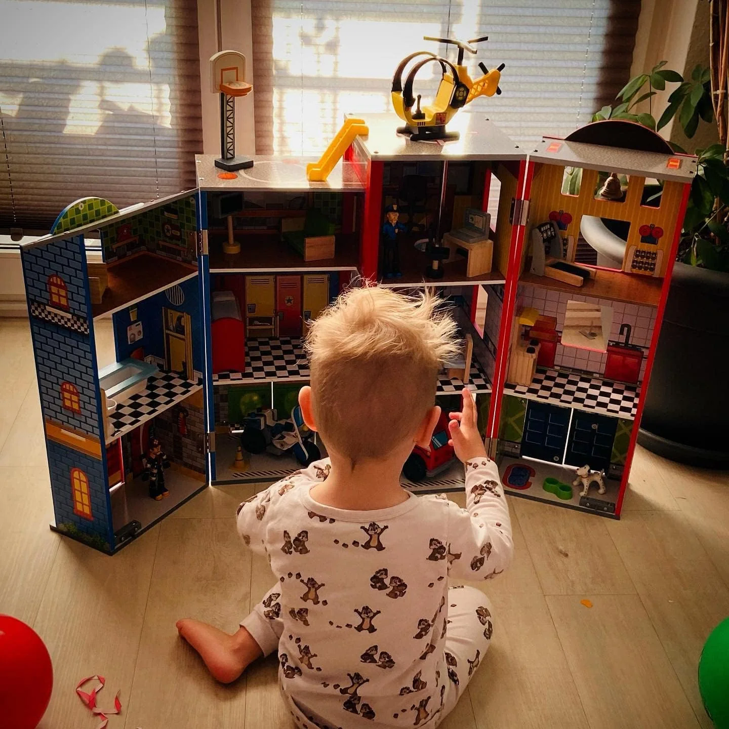 Wooden play set, 3 levels, with 26 accessories, folds for storage