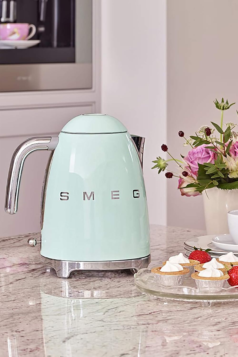 Smeg, Bouilloire à Température Variable KLF04BLEU 1,7 L, Plusieurs Température, Filtre Anticalcaire Lavable, Arrêt Automatique de Sécurité, Indicateur de Niveau d'Eau, Range Câble, 2400W, Noir