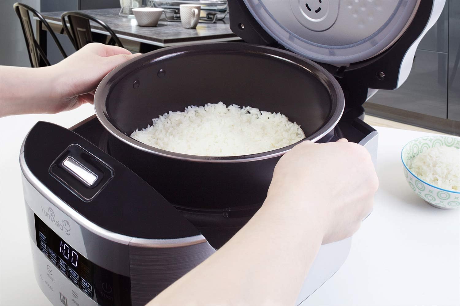 Yum Asia Bamboo Cuiseur à riz avec chauffage à induction (IH) et bol en céramique, 7 fonctions de cuisson au riz, 4 fonctions multicuiseurs, écran LED Motouch – 220-240V EU (Argent métallique)