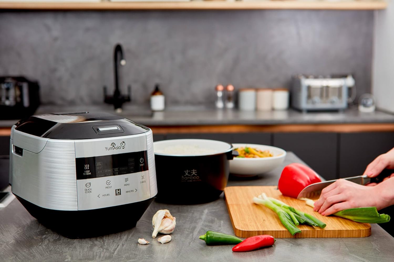 Yum Asia Bamboo Cuiseur à riz avec chauffage à induction (IH) et bol en céramique, 7 fonctions de cuisson au riz, 4 fonctions multicuiseurs, écran LED Motouch – 220-240V EU (Argent métallique)