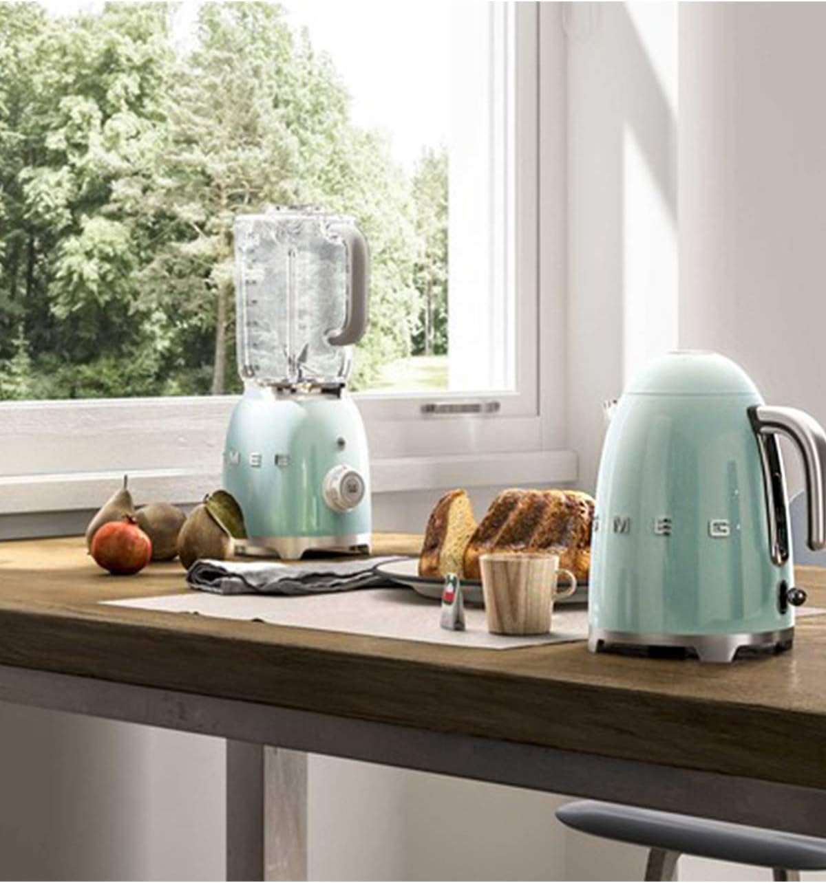 Smeg, Bouilloire à Température Variable KLF04BLEU 1,7 L, Plusieurs Température, Filtre Anticalcaire Lavable, Arrêt Automatique de Sécurité, Indicateur de Niveau d'Eau, Range Câble, 2400W, Noir