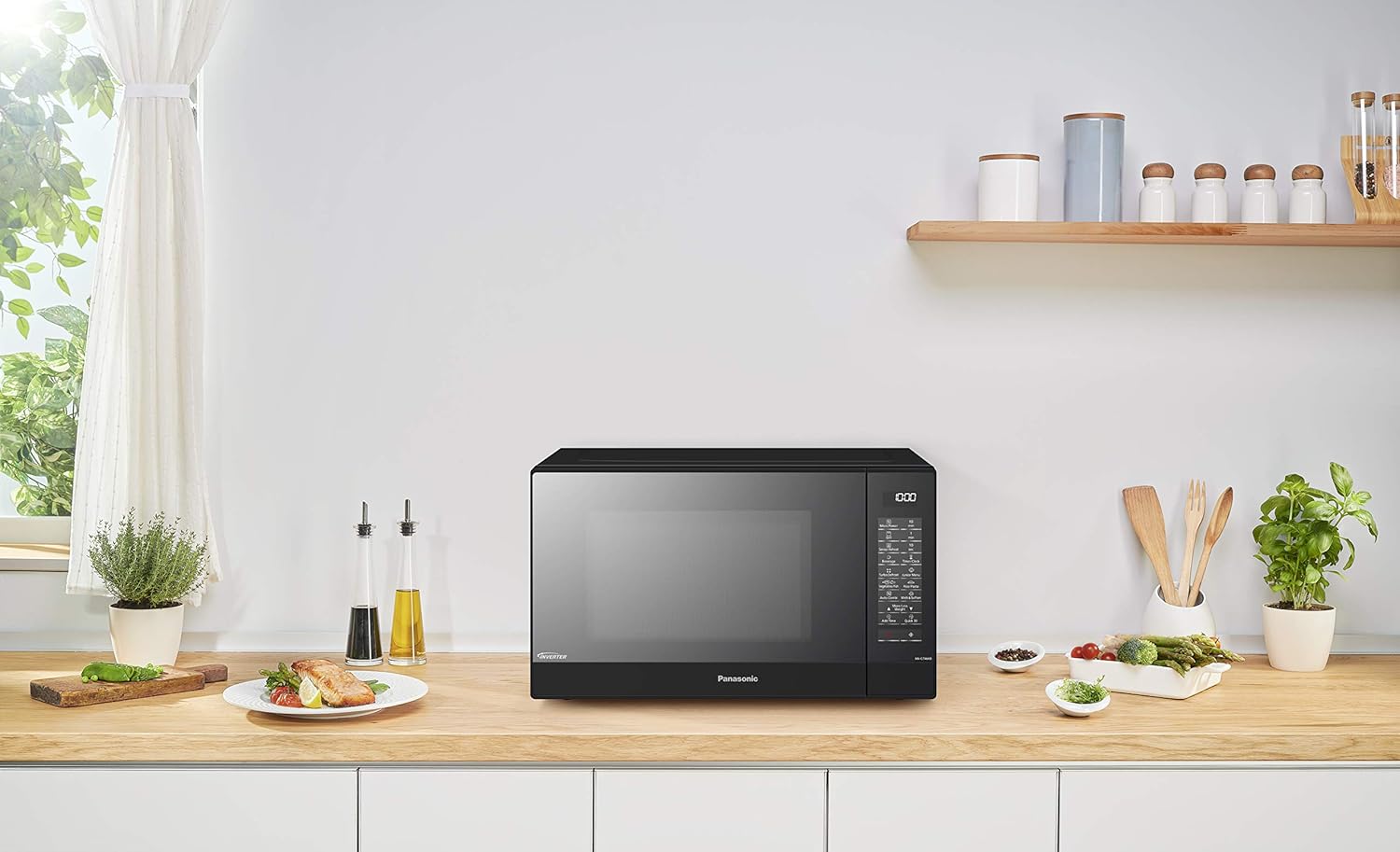 Panasonic NN-GT46KBSUG Four à Micro-ondes et Gril avec Plateau Tournant, 31 litres, Aacier Inoxydable, 1000 W, GrilL 1100 W, 24 Programmes Auto, Écran LCD, Capteur Genius, Menu Junior, Noir