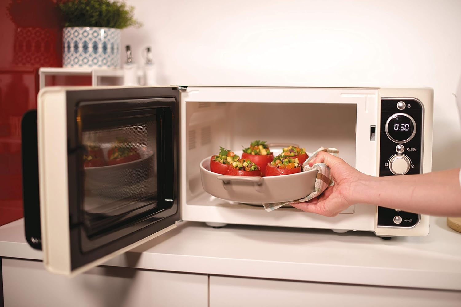 Candy DIVOG25CC Micro-ondes Gril quartz, Puissant 900 W + Gril 1000W, 25L, Programmateur digital, 6 Niveaux de puissance, Décongelation poids/temps, Fonction silence,Design Retro, Couleur Crème