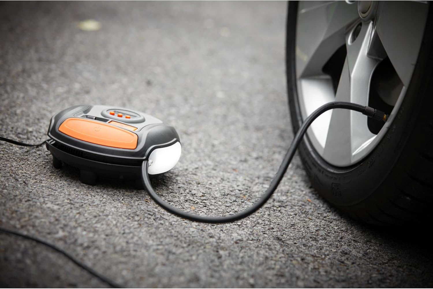 OSRAM TYREinflate Connect 650, compresseur de pneu numérique avec arrêt automatique et lumière LED, compresseur portable 12V pour pneus de voiture, connexion électrique via allume-cigare