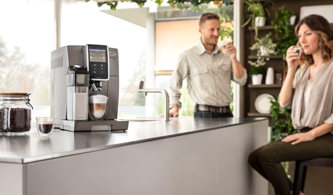De'Longhi Dinamica Plus ECAM 370.95.T, Machine a Cafe Grain avec Système Lait, Cappuccino et Espresso, Écran Tactile TFT de 3.5 et Contrôle via Application, Fonction Carafe à Café, 1450W, Titan