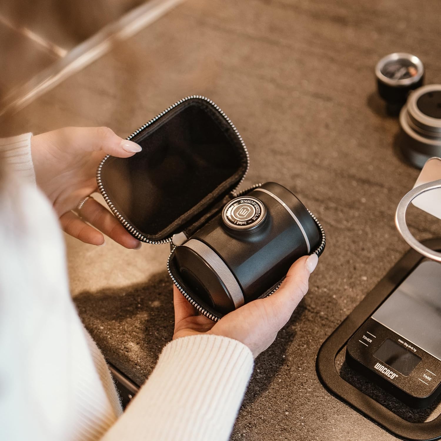 WACACO Picopresso Machine à Espresso Portable avec son Étui de Protection, Machine de Niveau Barista Dédiée aux Cafés de Spécialité, Mouture Ultra-fine, Cafetière de Voyage Manuelle