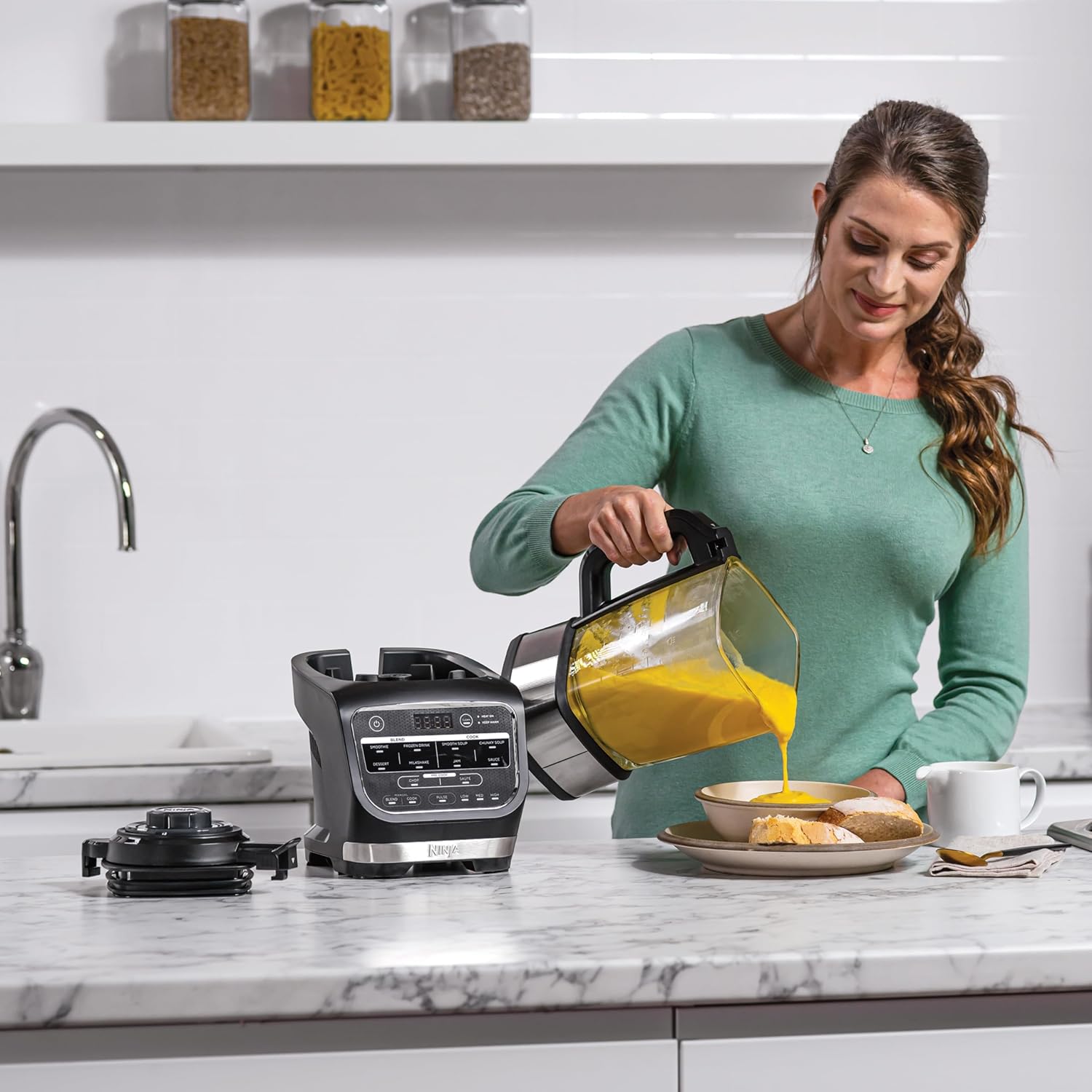 Ninja Foodi Mixeur & Soupe, 10 Programmes Auto-iQ, Verre 1.7L, Mixeur Chaud et Froid, Elément Chauffant Intégré, Programme de Nettoyage et Brosse, 1000W, Noir HB150EU