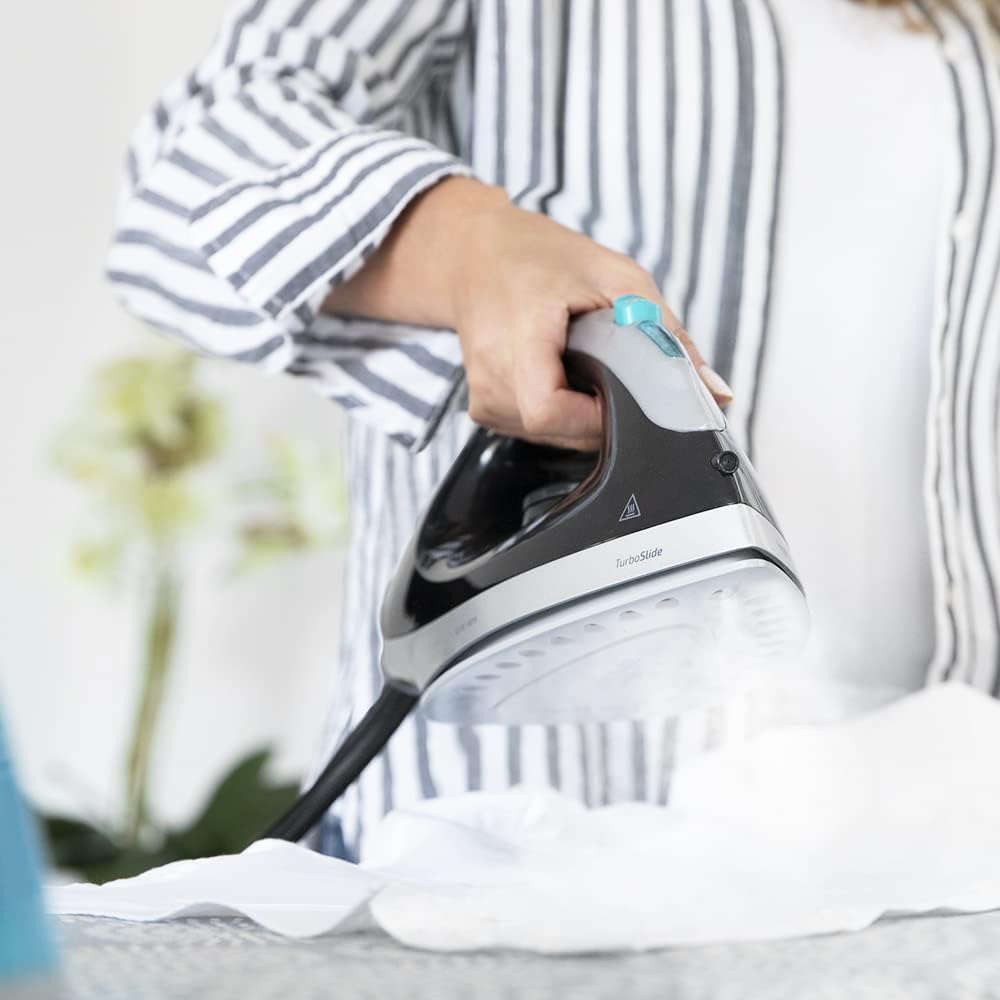 Cecotec Centrale vapeur intelligente Total Iron 10100 Pro. fer à repasser vertical et horizontal, aspiration et soufflerie, 5 programmes pour 5 tissus, 220 g/min et 5 bars.