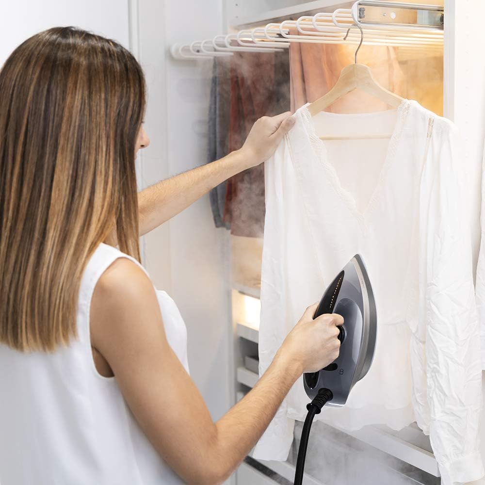 Cecotec Centrale vapeur intelligente Total Iron 10100 Pro. fer à repasser vertical et horizontal, aspiration et soufflerie, 5 programmes pour 5 tissus, 220 g/min et 5 bars.