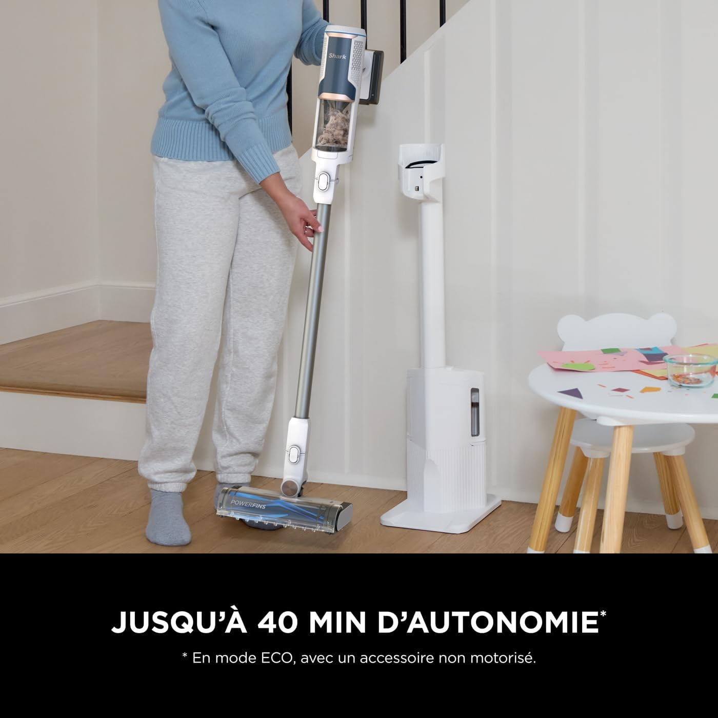 Shark Clean & Empty Aspirateur sans fil, système vidange automatique, aspirateur léger anti-poils avec outils animaux et interstices, autonomie 40 minutes, station de chargement, blanc/bleu, BU3521EU