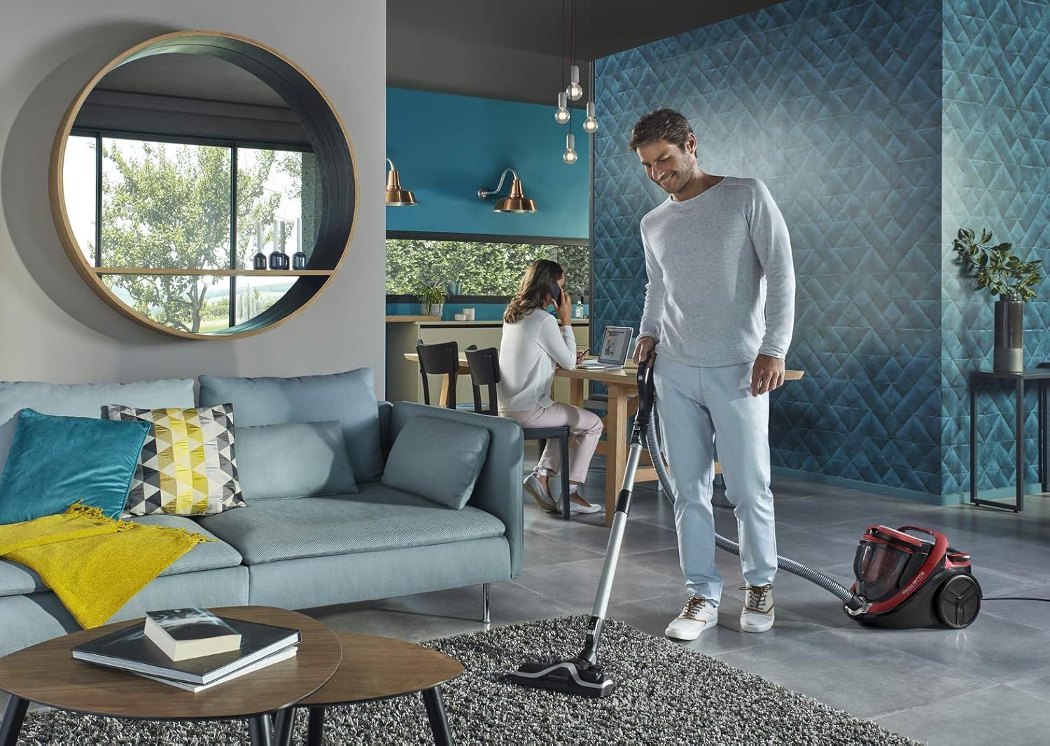 Rowenta Silence Force Cyclonic Aspirateur sans sac, Aspirateur traineau, Performant, Silencieux, Elégant, Capacité 2,5 L, Accessoires poils d'animaux, Fabriqué en France RO7260EA