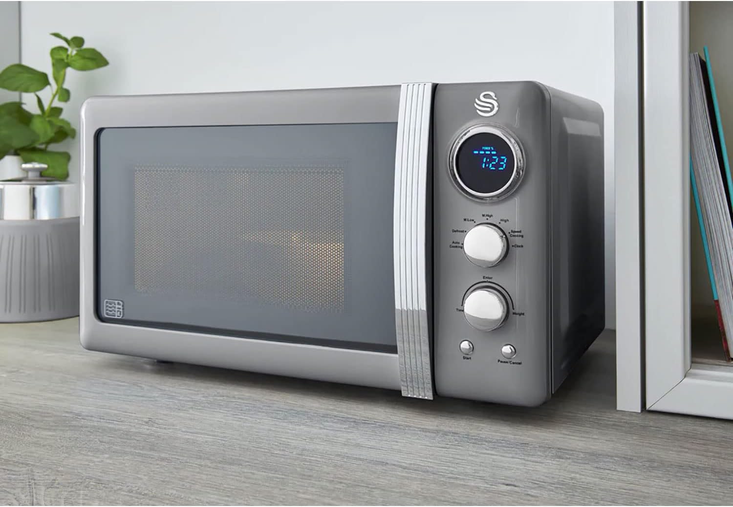 Swan Retro SM22030GRNEU Micro-ondes Numérique 20L, 5 Niveaux de Puissance, Fonction Décongélation, Minuterie 60 Minutes, Porte à Effet Miroir, Plateau Tournant 27cm, Design Vintage, Gris, 800W