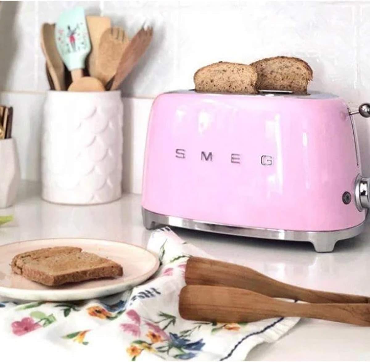 Smeg, Grille-pain 4 Tranches TSF02PKEU, 2 Fentes 36 mm, 6 Niveaux de Brunissage, Fonction Chauffage, Décongélation et Bagel, Éjection Automatique du Pain, Ramasse Miettes, 1500 W, Rose