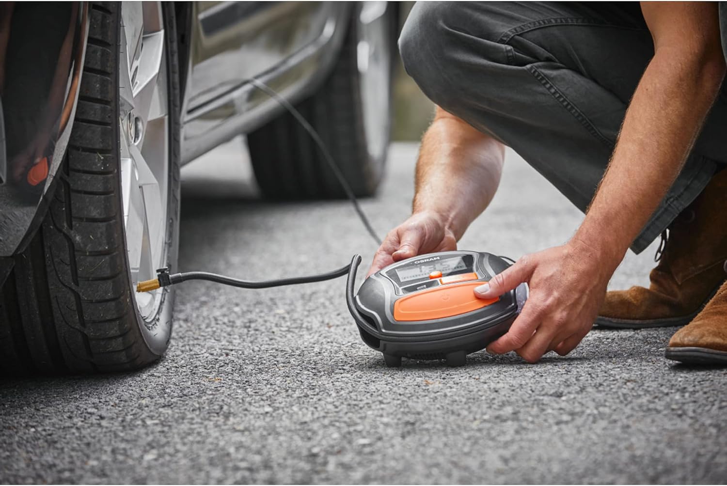 OSRAM TYREinflate Connect 650, compresseur de pneu numérique avec arrêt automatique et lumière LED, compresseur portable 12V pour pneus de voiture, connexion électrique via allume-cigare