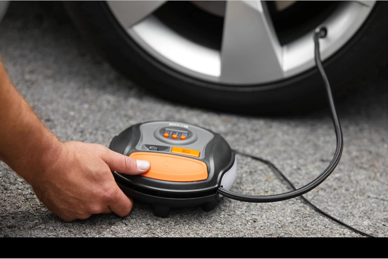 OSRAM TYREinflate Connect 650, compresseur de pneu numérique avec arrêt automatique et lumière LED, compresseur portable 12V pour pneus de voiture, connexion électrique via allume-cigare