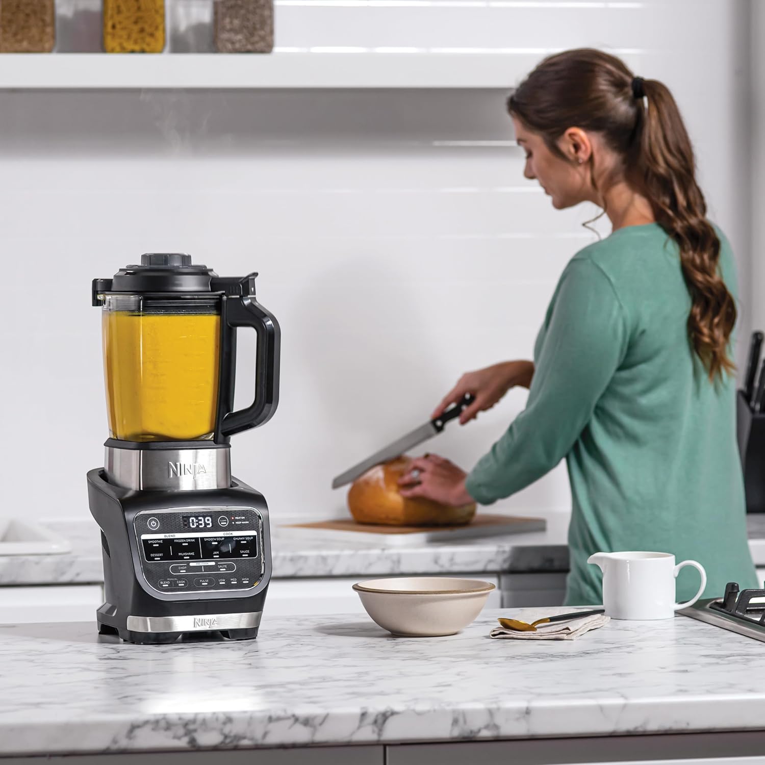 Ninja Foodi Mixeur & Soupe, 10 Programmes Auto-iQ, Verre 1.7L, Mixeur Chaud et Froid, Elément Chauffant Intégré, Programme de Nettoyage et Brosse, 1000W, Noir HB150EU