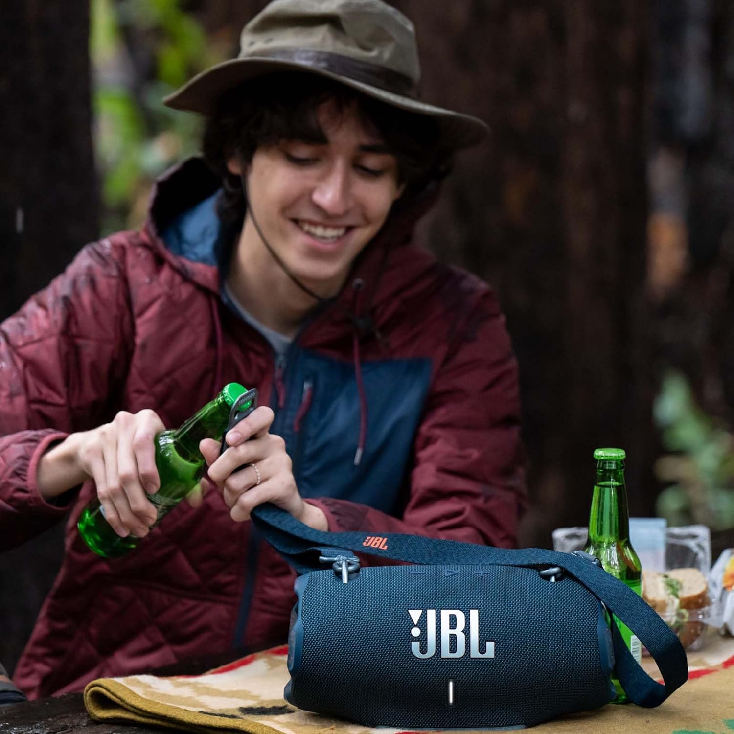 JBL Xtreme 4, Enceinte portable Bluetooth avec son JBL Pro, jusqu'à 24h d'autonomie, Recharge rapide, Étanche indice IP67, bandoulière incluse, bleu, Prise européenne (Type C)