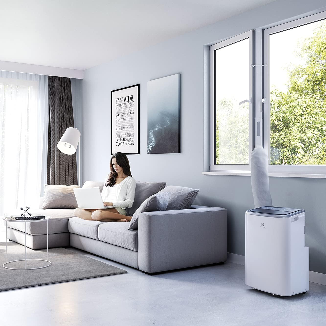 Electrolux Comfort 600 transportable AC BTU 9000, EXP26U338CW, Climatiseur Portable, 2,6 KW, Mode Silencieux, Fonction 3-en-1, WiFi, Affichage LED, Télécommande Intuitive, Blanc
