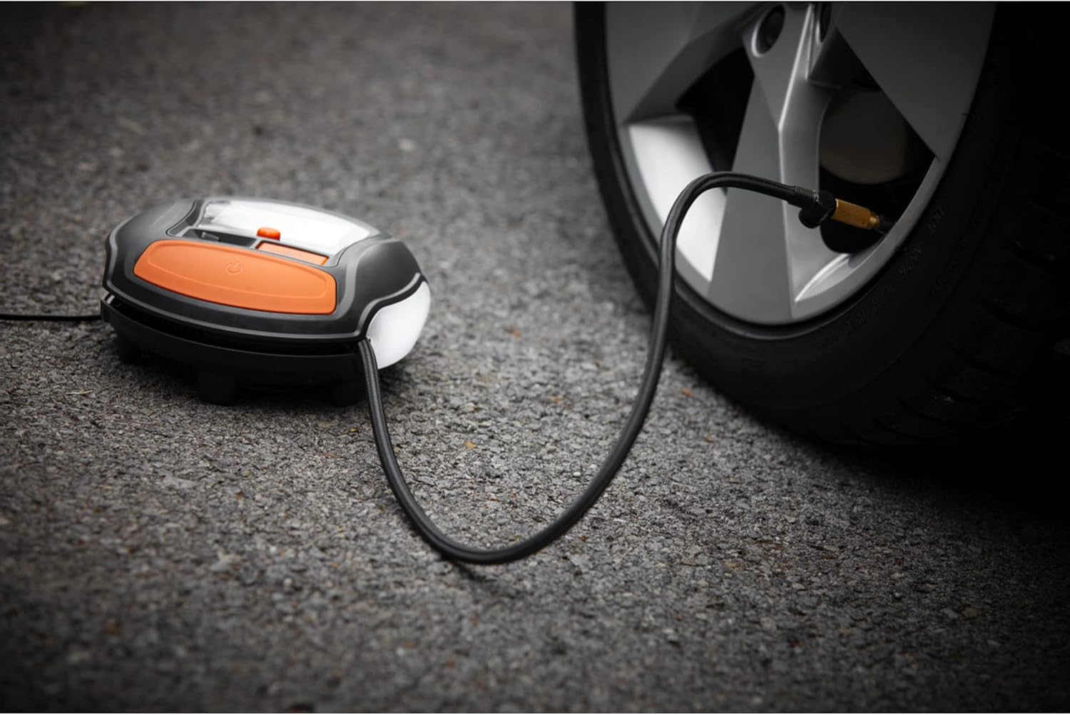 OSRAM TYREinflate Connect 650, compresseur de pneu numérique avec arrêt automatique et lumière LED, compresseur portable 12V pour pneus de voiture, connexion électrique via allume-cigare