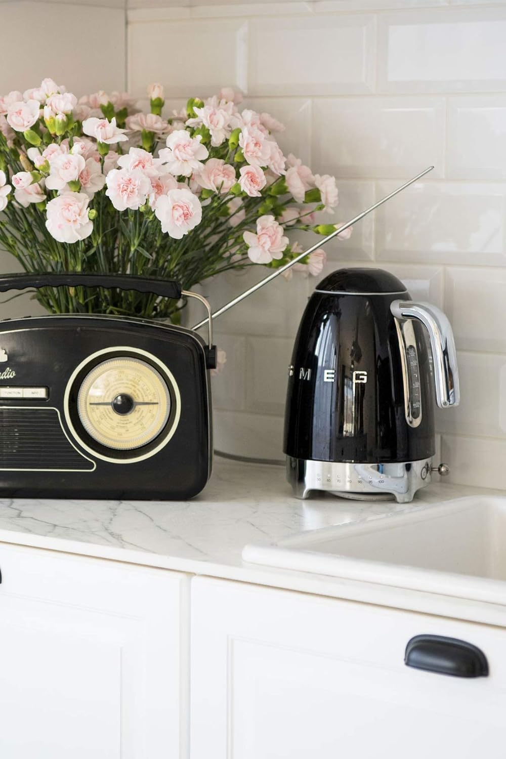 Smeg, Bouilloire à Température Variable KLF04BLEU 1,7 L, Plusieurs Température, Filtre Anticalcaire Lavable, Arrêt Automatique de Sécurité, Indicateur de Niveau d'Eau, Range Câble, 2400W, Noir