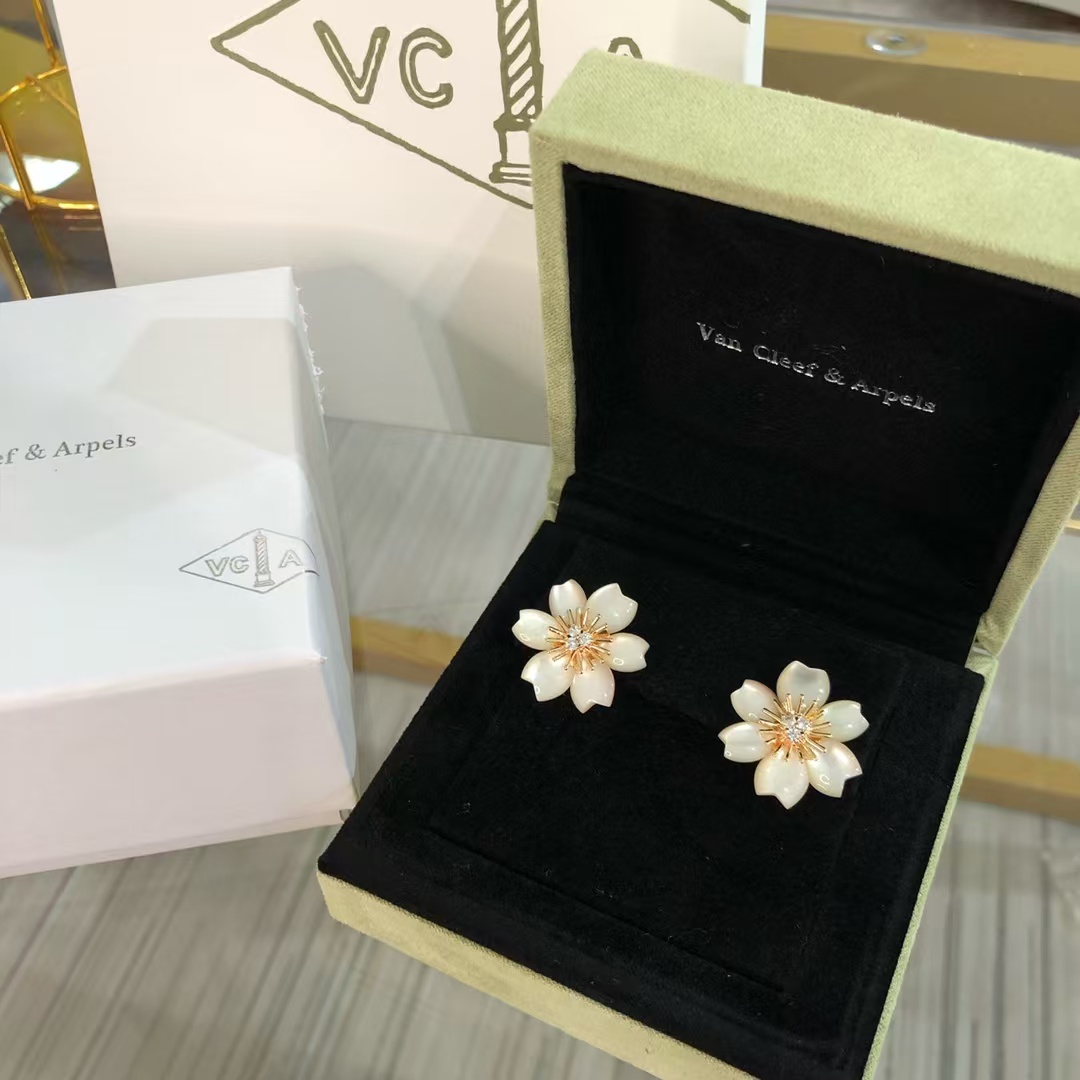 Replica Van Cleef & Arpels Rose de Noël Christmas Earrings