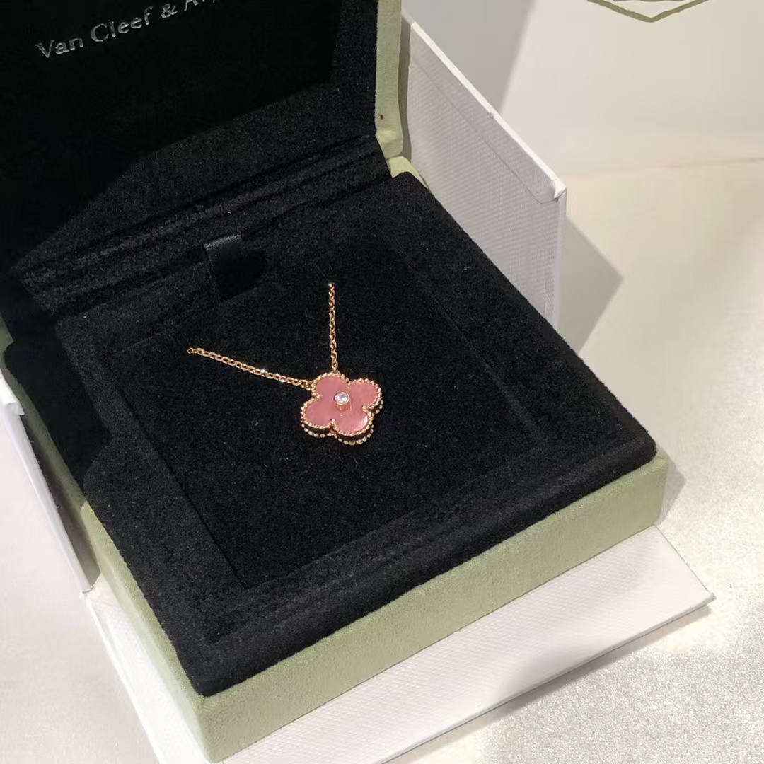 Replica Van Cleef & Arpels Rhodonite Vintage Alhambra Diamond 2021 Holiday Pendant Necklace