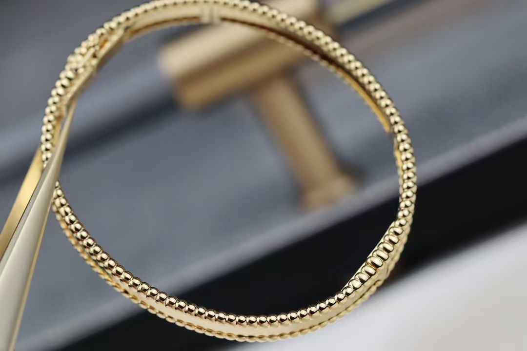 Replica Van Cleef & Arpels Perlée Signature Bracelet - Medium Bangle