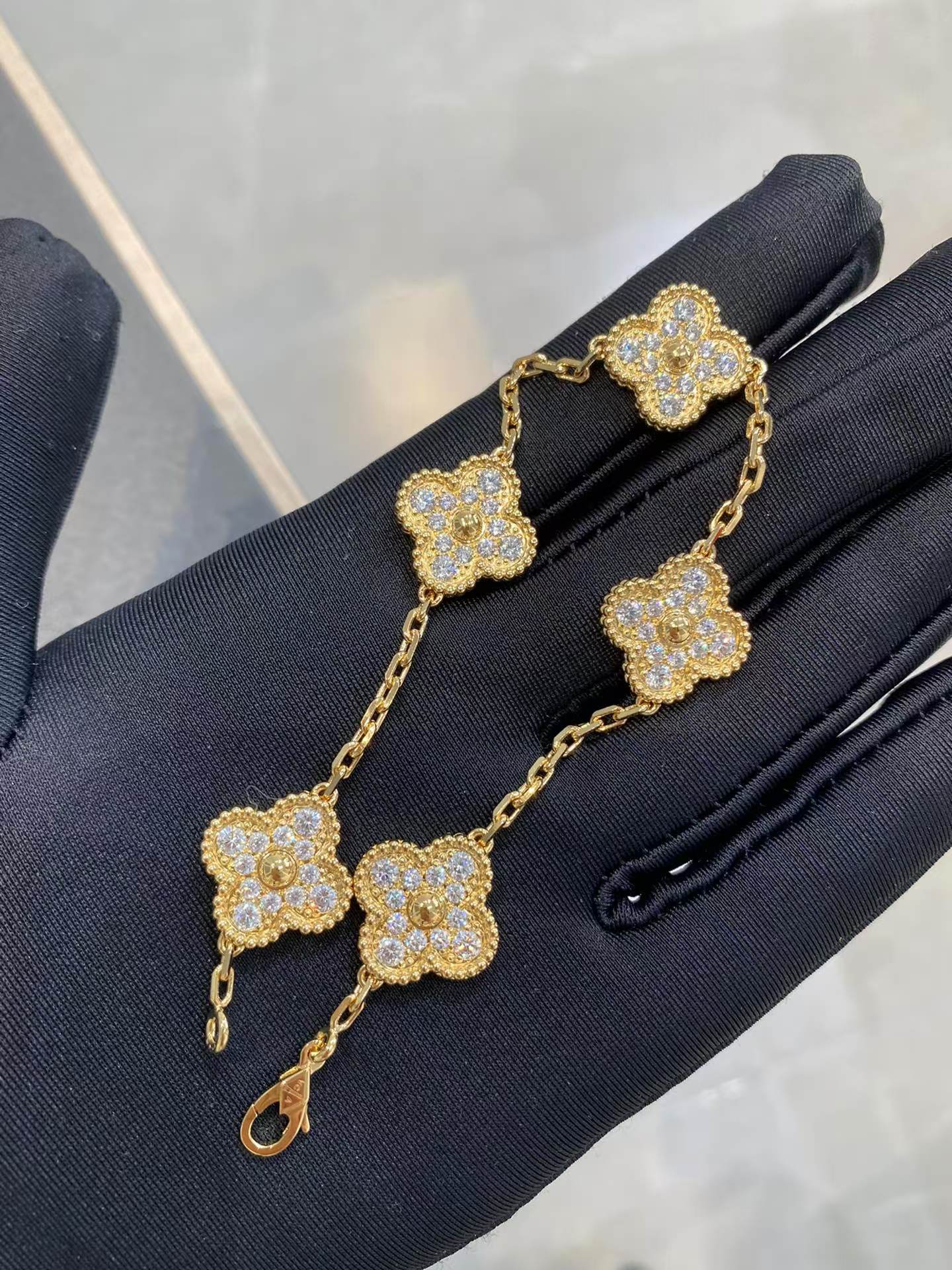 Replica Van Cleef & Arpels Vintage Alhambra Bracelet 5 Motifs