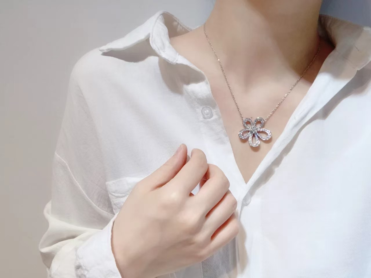 Replica Van Cleef & Arpels Flowerlace Pendant Necklace