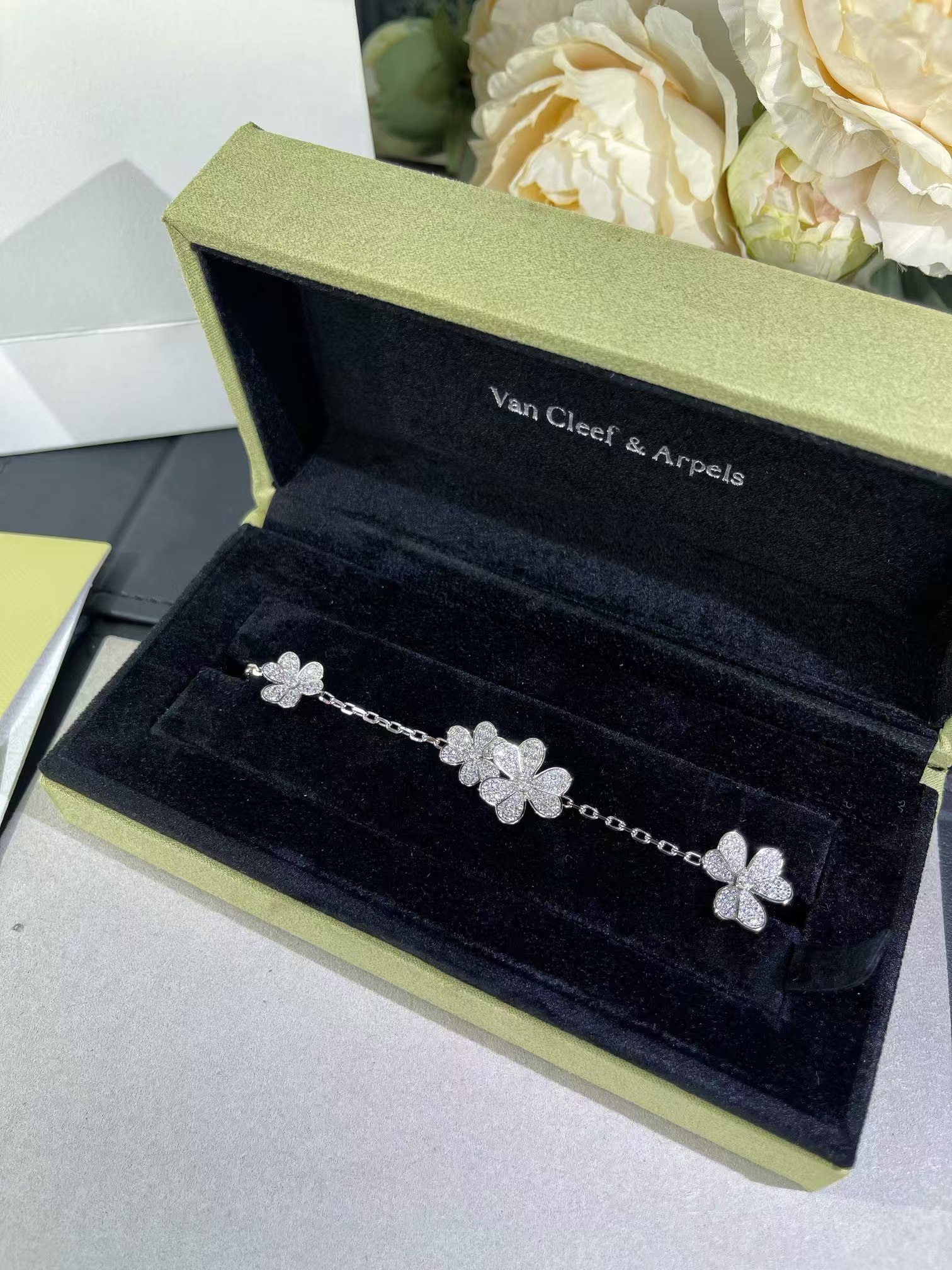 Replica Van Cleef & Arpels Frivole Bracelet 5 Flowers