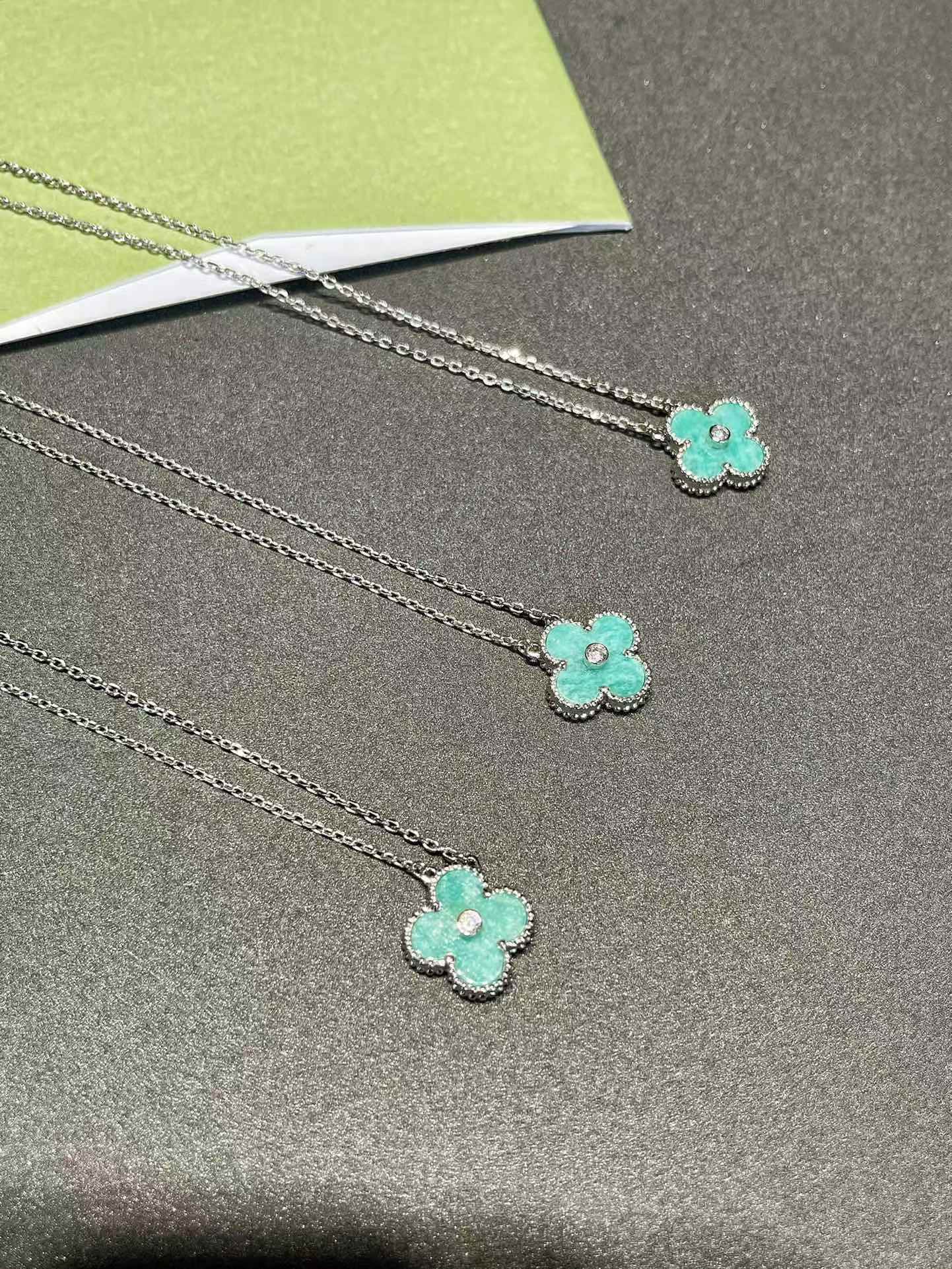 replica Van Cleef & Arpels Vintage Alhambra Pendant Necklace