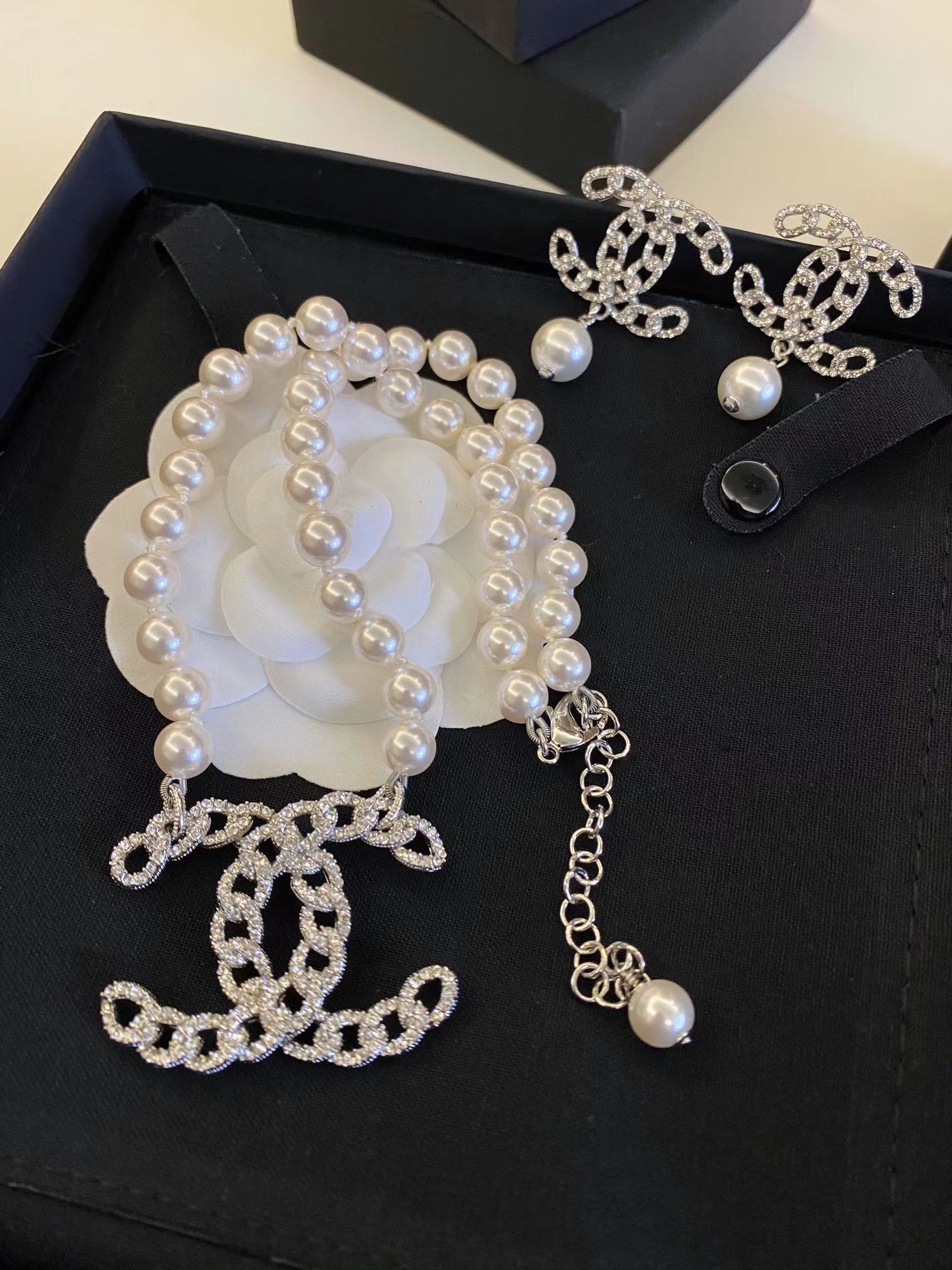 Replica Chanel Hollow Big Double C Pendant Pearl Necklace