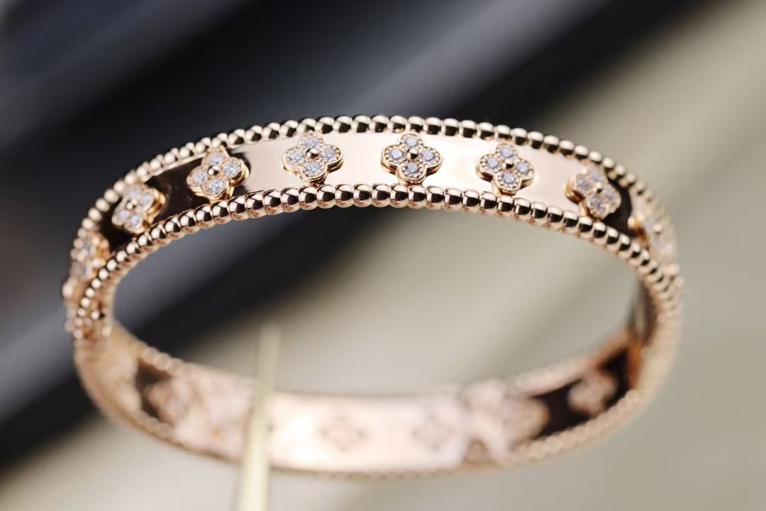 Replica Van Cleef & Arpels Perlée Clovers Bracelet, Medium Bangle