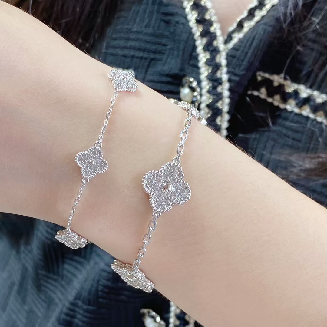 replica Van Cleef & Arpels Full Diamond Six Clover Bracelet 0.9mm