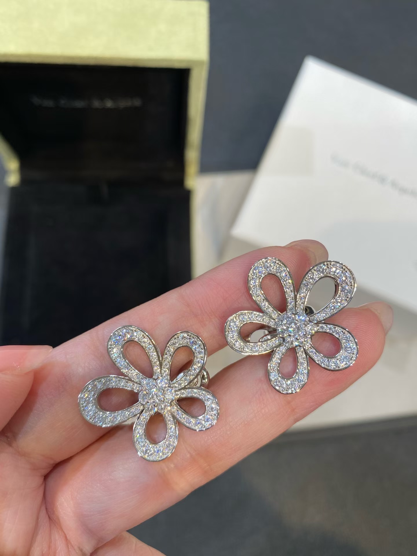 Replica Van Cleef & Arpels Flowerlace Earrings