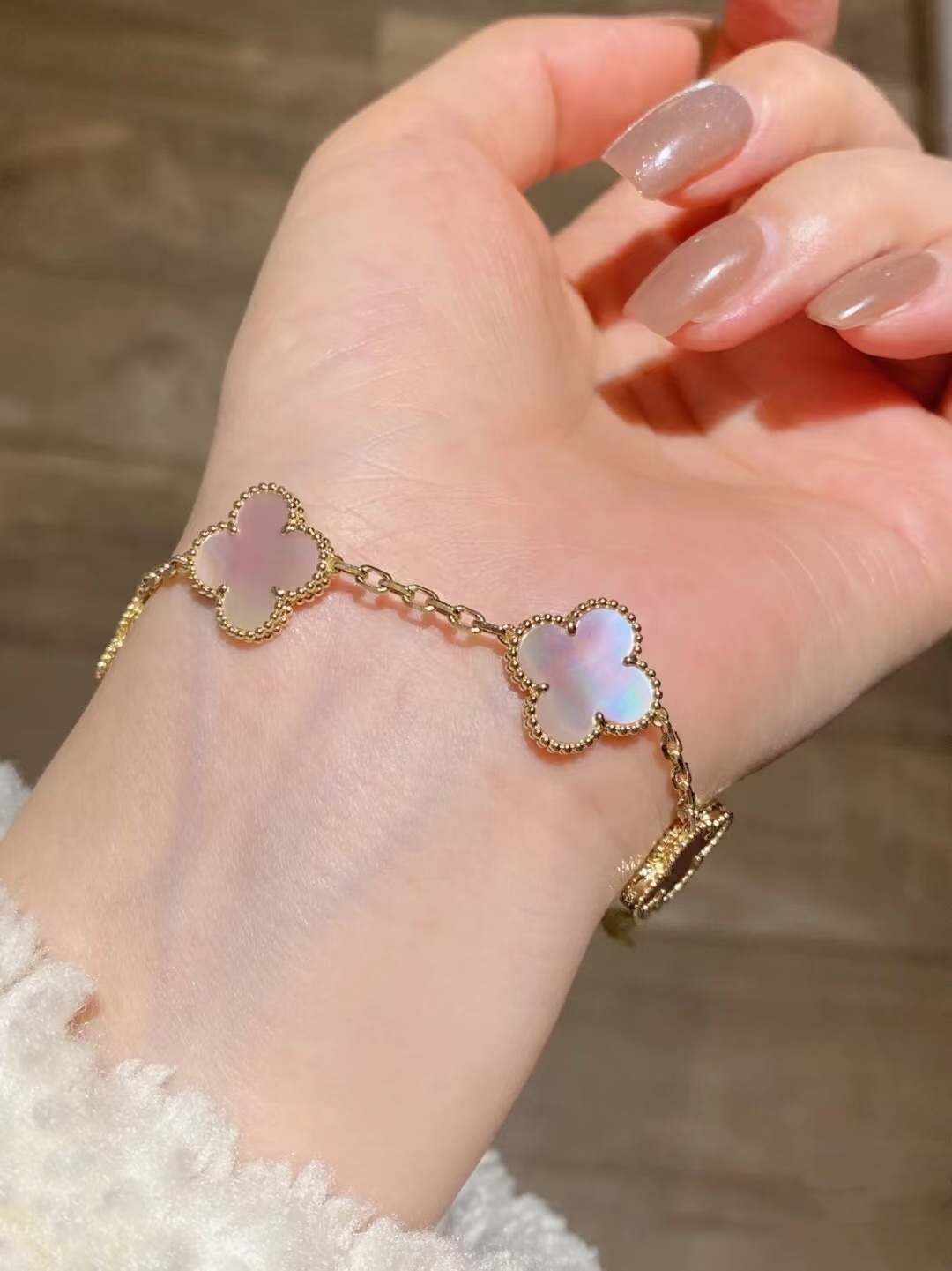 Replica Van Cleef & Arpels Natural Pink Mother of Pearl Five Clover Bracelet