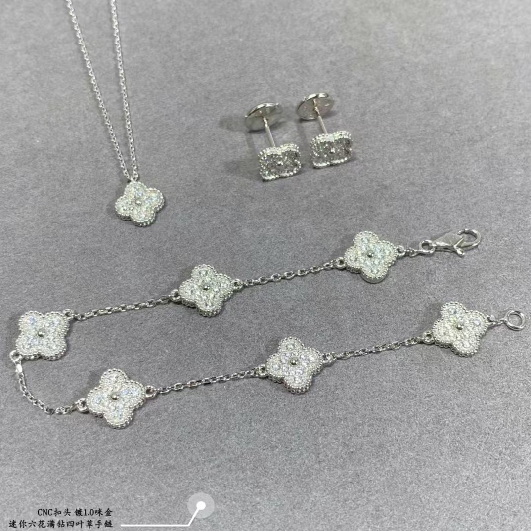 Replica Van Cleef & Arpels Full Diamond Six Clover Bracelet 0.9mm