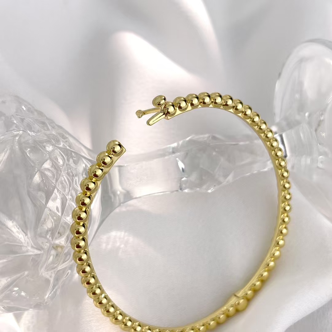 Replica Van Cleef & Arpels Perlée Pearls of Gold Bracelet - Medium Bangle