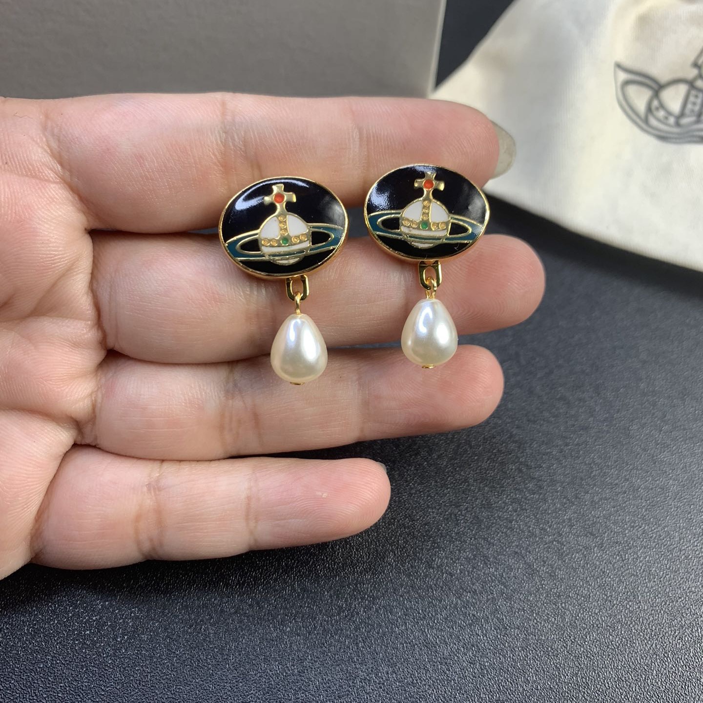 Replica Vivienne Westwood Enamel Detachable  Teardrop Pearl Earrings