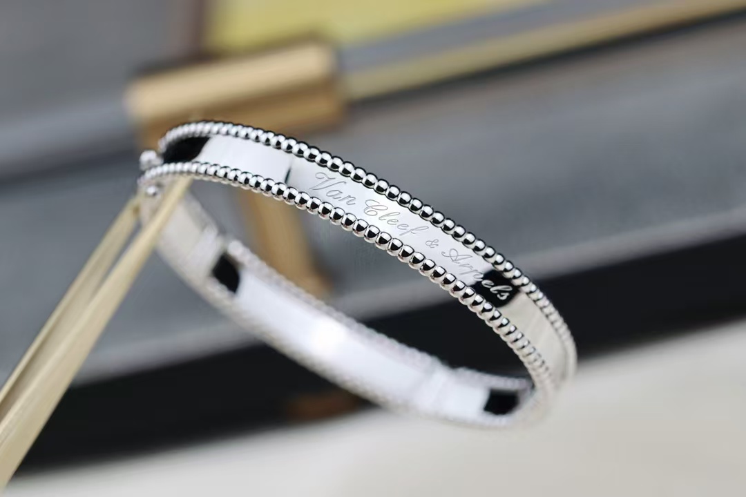 Replica Van Cleef & Arpels Perlée Signature Bracelet - Medium Bangle